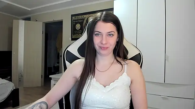 Snapshot of EmiLovsi chatting on February 3, 8:36 pm EmiLovsi online show from February 3, 8:36 pm