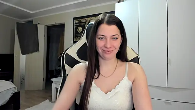 Snapshot of EmiLovsi chatting on February 4, 5:41 pm EmiLovsi online show from February 4, 5:41 pm