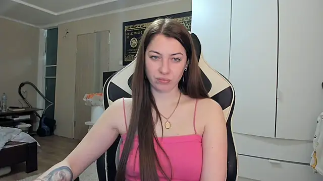 Snapshot of EmiLovsi chatting on May 6, 8:14 pm EmiLovsi online show from May 6, 8:14 pm