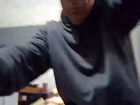 Snapshot of BrenoAvelar chatting on May 4, 11:50 am BrenoAvelar online show from May 4, 11:50 am