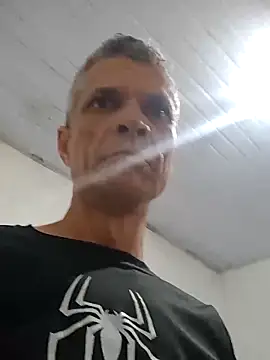 Snapshot of BrenoAvelar chatting on May 9, 2:17 am BrenoAvelar online show from May 9, 2:17 am
