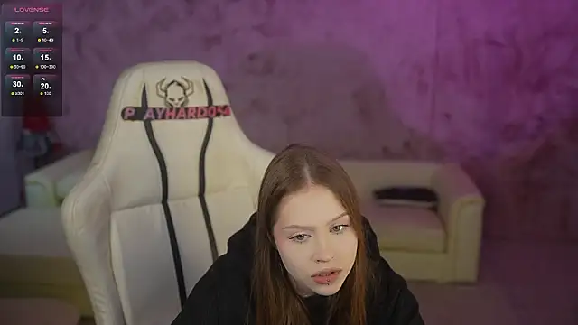 Esmie Smile online show from April 1, 1:39 am