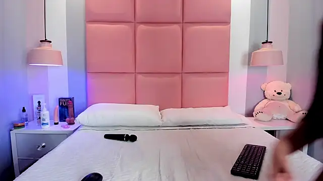 Snapshot of JulianaValencia chatting on December 13, 10:04 pm JulianaValencia online show from December 13, 10:04 pm