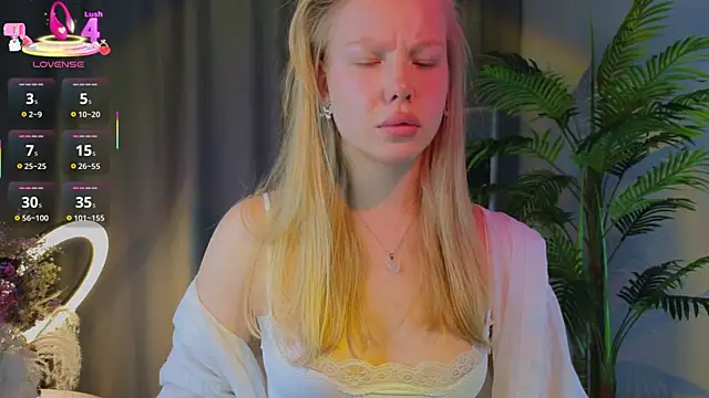 Snapshot of emilyshepar_d chatting on September 25, 2:04 am emilyshepar d online show from September 25, 2:04 am