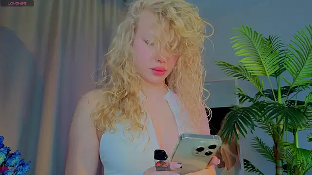 Snapshot of emilyshepar_d chatting on November 13, 2:32 am emilyshepar d online show from November 13, 2:32 am