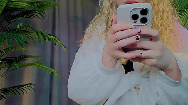 Snapshot of emilyshepar_d chatting on November 19, 2:22 am emilyshepar d online show from November 19, 2:22 am