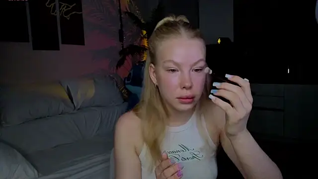Snapshot of emilyshepar_d chatting on May 15, 2:18 am emilyshepar d online show from May 15, 2:18 am