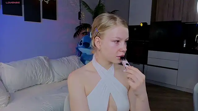 Snapshot of emilyshepar_d chatting on June 5, 2:51 am emilyshepar d online show from June 5, 2:51 am