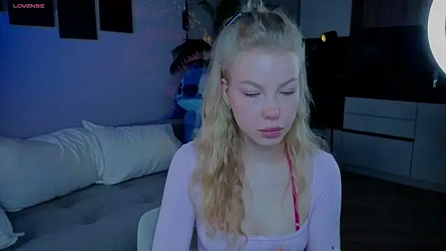 Snapshot of emilyshepar_d chatting on June 11, 2:44 am emilyshepar d online show from June 11, 2:44 am