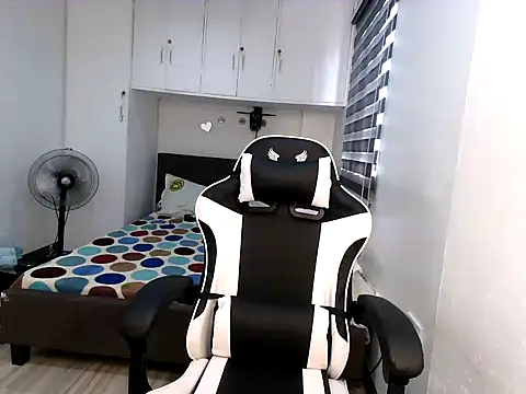 eattmebabyy online show from November 28, 2:47 am