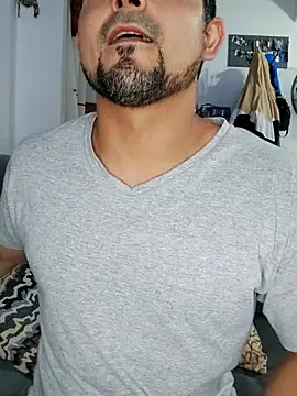 Snapshot of Bradd_32 chatting on November 30, 5:33 am Bradd 32 online show from November 30, 5:33 am