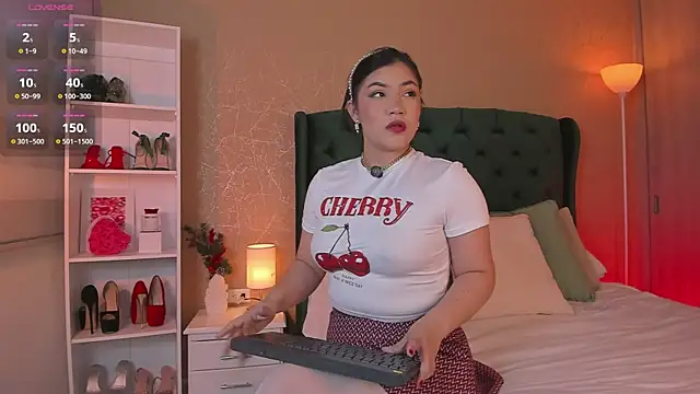 Snapshot of naughty_fun_room chatting on November 4, 11:04 pm naughty fun room online show from November 4, 11:04 pm