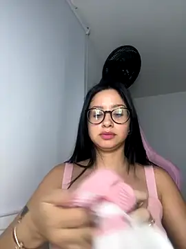 Snapshot of lucy_grey25 chatting on November 14, 9:13 pm lucy grey25 online show from November 14, 9:13 pm