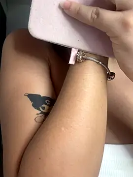 Snapshot of lucy_grey25 chatting on December 15, 7:51 pm lucy grey25 online show from December 15, 7:51 pm