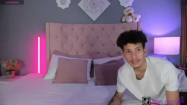 Snapshot of Joe_And_Emma chatting on October 3, 11:02 pm Joe And Emma online show from October 3, 11:02 pm