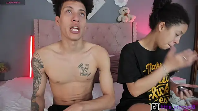 Snapshot of Joe_And_Emma chatting on October 13, 5:40 am Joe And Emma online show from October 13, 5:40 am