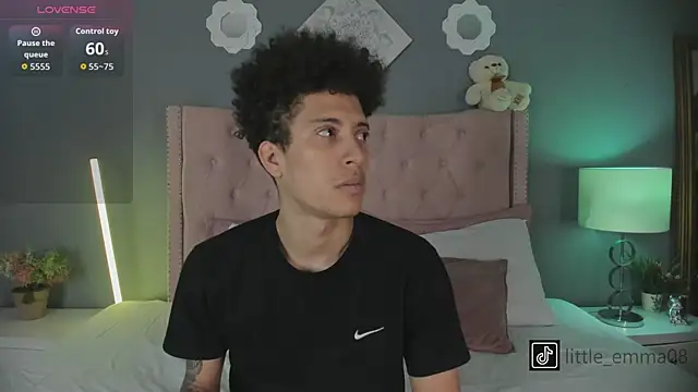 Snapshot of Joe_And_Emma chatting on October 18, 10:21 pm Joe And Emma online show from October 18, 10:21 pm