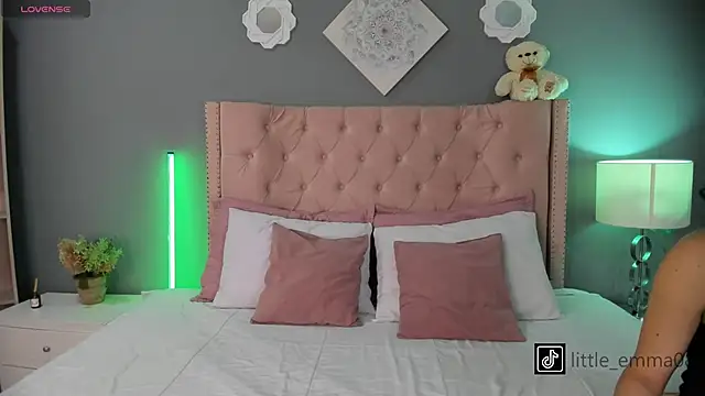 Snapshot of Joe_And_Emma chatting on October 21, 7:14 pm Joe And Emma online show from October 21, 7:14 pm