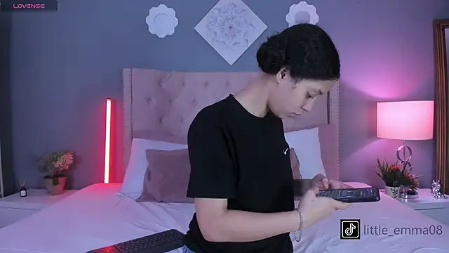 Snapshot of Joe_And_Emma chatting on November 6, 11:04 pm Joe And Emma online show from November 6, 11:04 pm