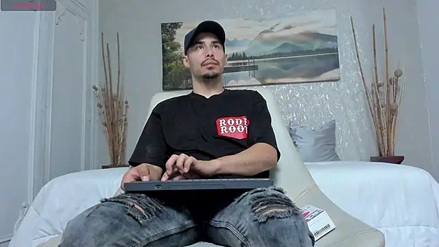 Snapshot of loghan_fox chatting on September 24, 3:32 am loghan fox online show from September 24, 3:32 am