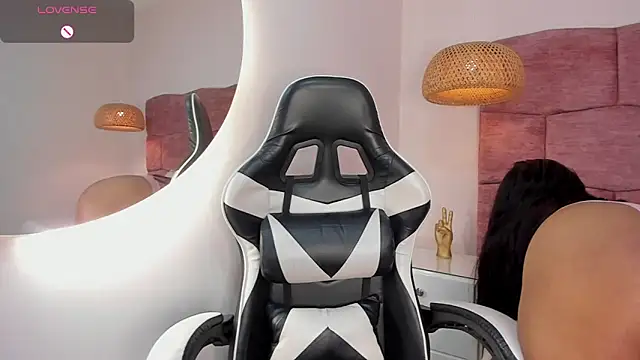 Snapshot of dani_velvet chatting on October 30, 4:03 am dani velvet online show from October 30, 4:03 am