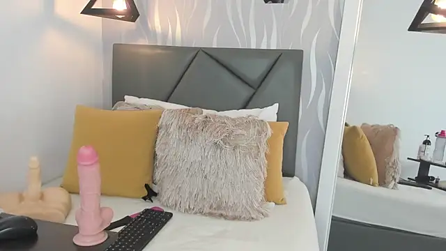 lucia-cute online show from November 29, 6:44 pm