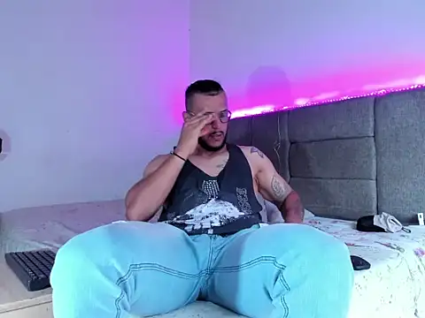 Snapshot of Edy_coltt chatting on October 22, 2:39 pm Edy coltt online show from October 22, 2:39 pm