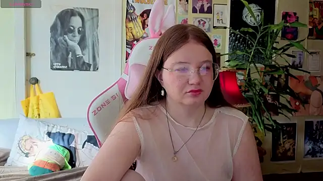 Snapshot of Sienna-Cow chatting on September 30, 11:37 am Sienna-Cow online show from September 30, 11:37 am