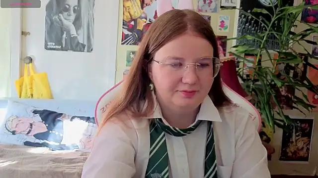 Snapshot of Sienna-Cow chatting on October 1, 11:49 am Sienna-Cow online show from October 1, 11:49 am