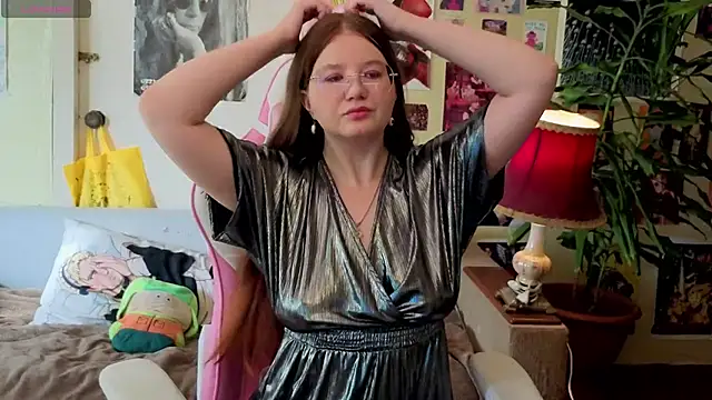 Snapshot of Sienna-Cow chatting on October 4, 11:19 am Sienna-Cow online show from October 4, 11:19 am