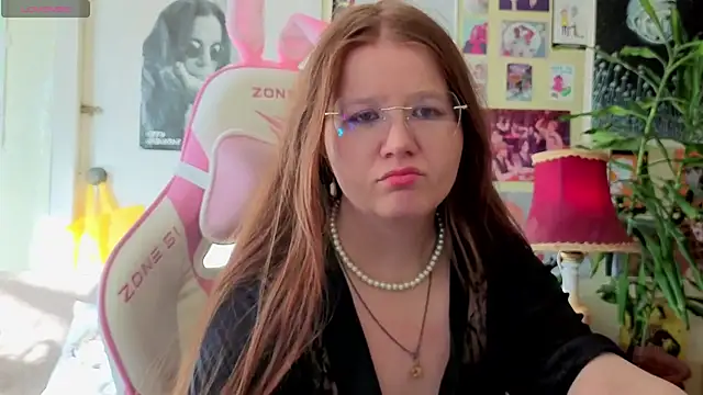 Snapshot of Sienna-Cow chatting on October 12, 11:42 am Sienna-Cow online show from October 12, 11:42 am