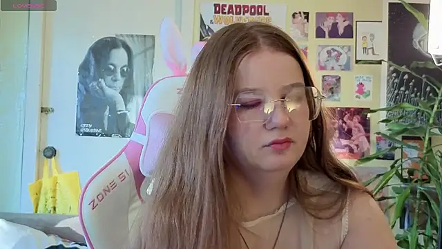 Snapshot of Sienna-Cow chatting on October 19, 12:28 pm Sienna-Cow online show from October 19, 12:28 pm