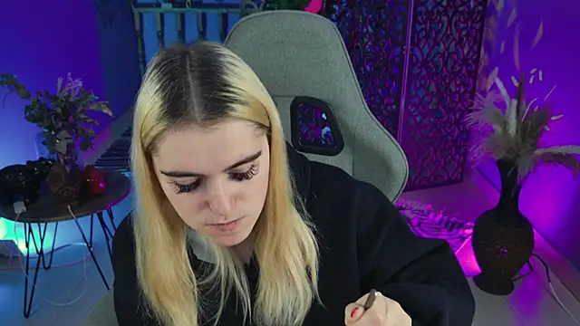 Stef Nicks online show from October 6, 6:22 am