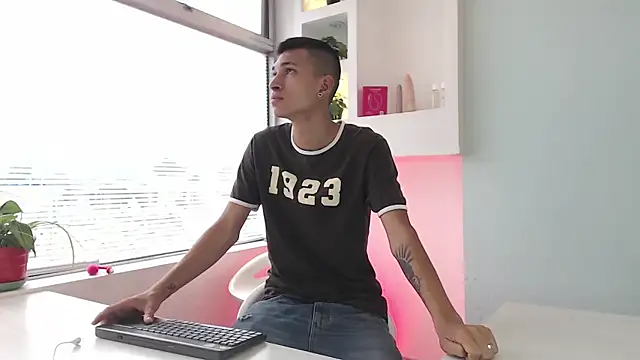 Snapshot of AmelieAndAce chatting on September 19, 1:01 pm AmelieAndAce online show from September 19, 1:01 pm