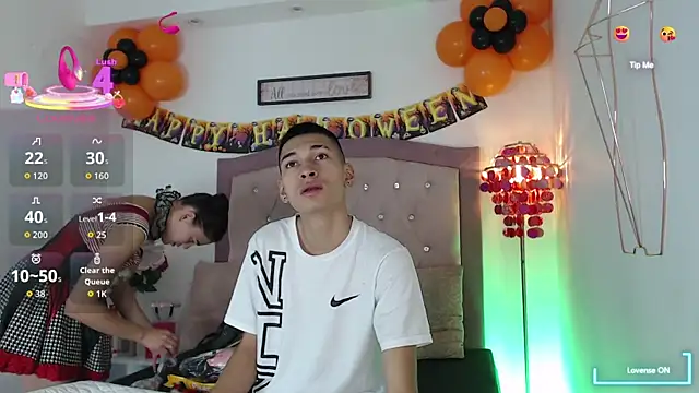 Snapshot of AmelieAndAce chatting on October 9, 12:47 pm AmelieAndAce online show from October 9, 12:47 pm