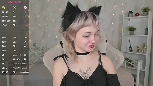 Snapshot of Tori_Cutie chatting on October 18, 12:24 am Tori Cutie online show from October 18, 12:24 am