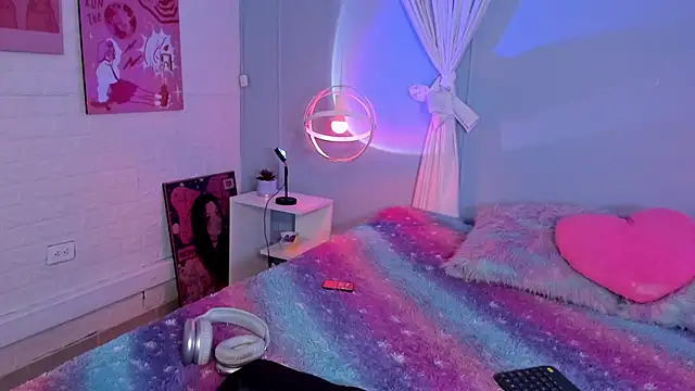 Hannahpage online show from October 21, 11:44 am