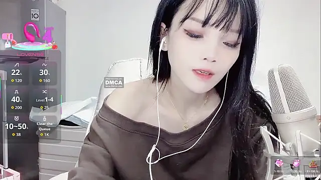 twlilybae online show from March 29, 3:17 am