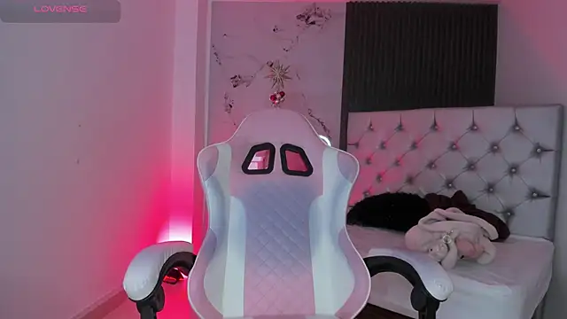 Snapshot of chloesagee chatting on December 13, 10:37 pm chloesagee online show from December 13, 10:37 pm