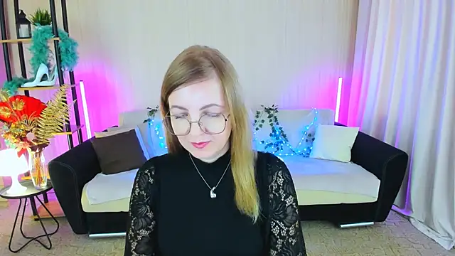 Snapshot of YourUniverser chatting on September 13, 9:42 am YourUniverser online show from September 13, 9:42 am