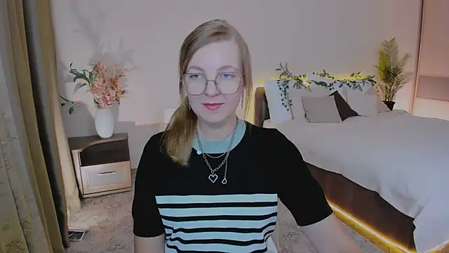 Snapshot of YourUniverser chatting on September 14, 11:09 am YourUniverser online show from September 14, 11:09 am