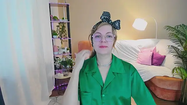 Snapshot of YourUniverser chatting on September 21, 9:44 am YourUniverser online show from September 21, 9:44 am