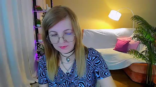 Snapshot of YourUniverser chatting on October 12, 4:22 am YourUniverser online show from October 12, 4:22 am