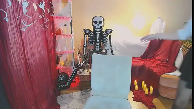 Snapshot of YourUniverser chatting on October 24, 10:22 am YourUniverser online show from October 24, 10:22 am