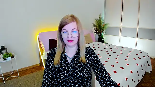 Snapshot of YourUniverser chatting on May 28, 9:39 am YourUniverser online show from May 28, 9:39 am