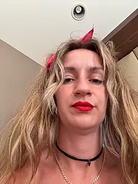 Snapshot of EvvaMur chatting on December 1, 8:19 am EvvaMur online show from December 1, 8:19 am