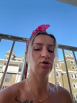 Snapshot of EvvaMur chatting on December 4, 1:04 am EvvaMur online show from December 4, 1:04 am