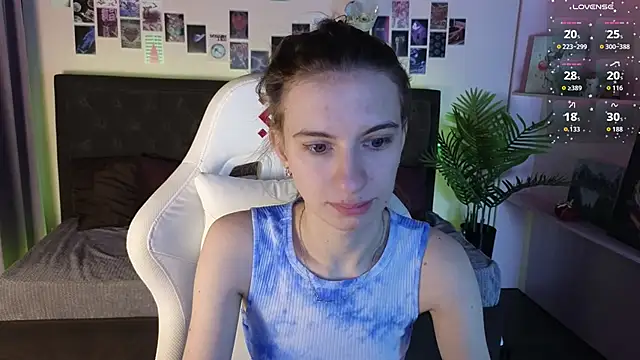 Snapshot of kaleriyaa_ chatting on December 3, 1:35 am kaleriyaa online show from December 3, 1:35 am