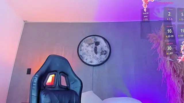 luccia smith online show from April 22, 2:25 am