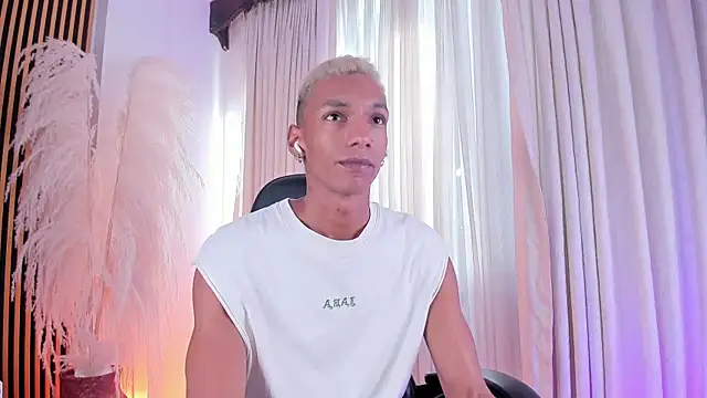 JulienSaint online show from October 28, 12:30 pm